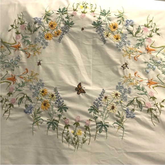 Embroidered floral white tablecloth - Picture 5 of 6
